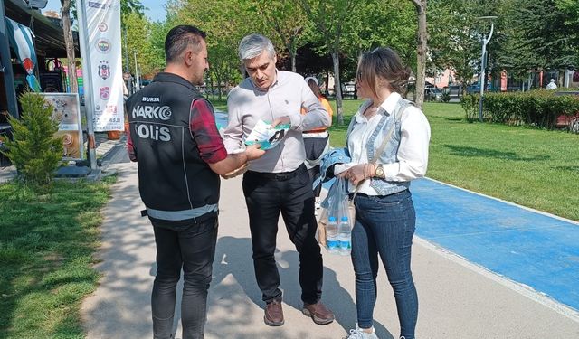 Narkotik polisi Bursa'da vatandaşları bilgilendirdi