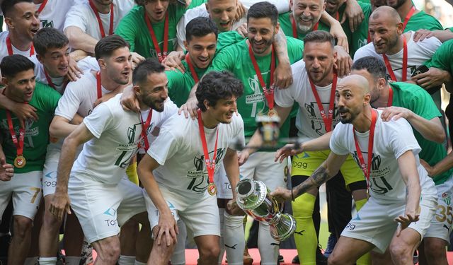 Bursaspor, şampiyonluk kupasını kaldırdı
