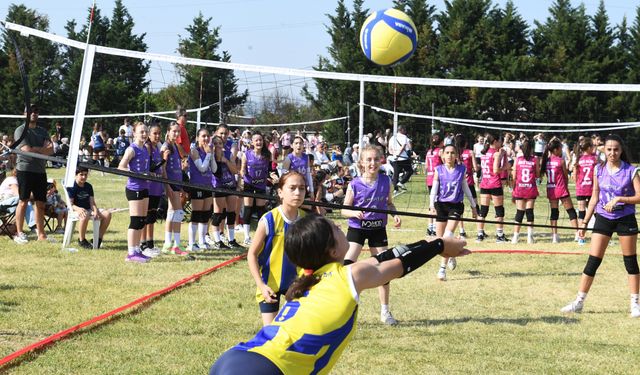 Yüzlerce kız çocuğu spor yaparak eğlendi