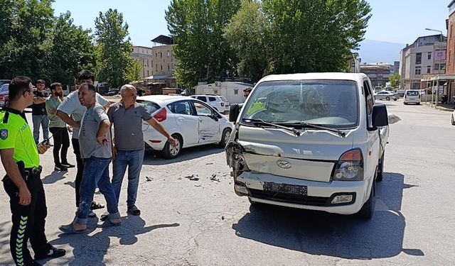 Bursa'da kamyonetle otomobil çarpıştı: Kazada 2'si çocuk 3 kişi yaralandı