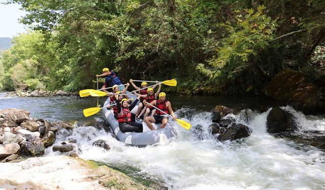 Bursa’da gençler rafting heyecanı yaşadı