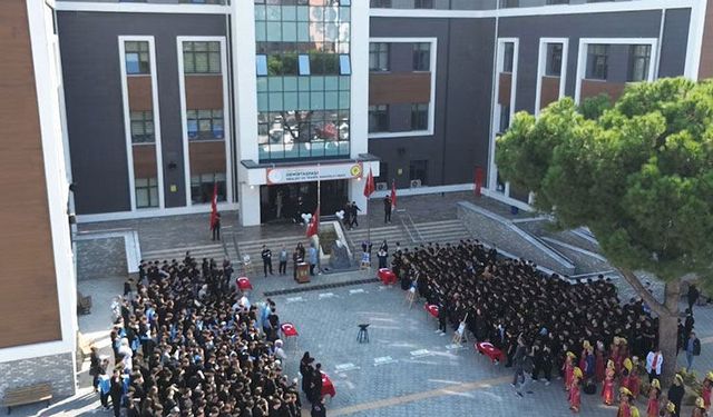 Demirtaşpaşa Mesleki ve Teknik Anadolu Lisesi'nde önlük giyme töreni düzenlendi