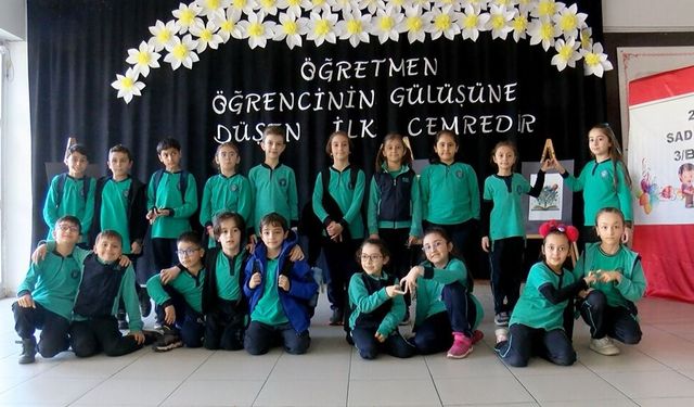 Gündelik hayatlarından esinlenerek hikaye kitabı yazan ilkokul öğrencileri, imza günü düzenledi