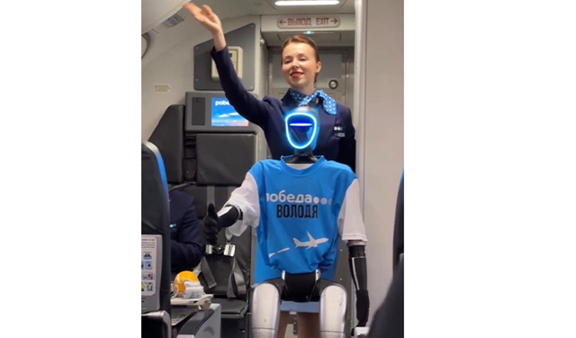 Robot kabin memuru hizmete girdi