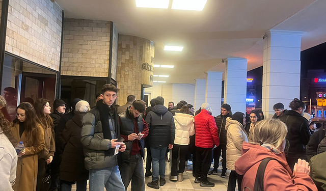 ‘Sevdalinka’ Perdesi geç açıldı: Tiyatroseverlerin imdadına UEDAŞ yetişti