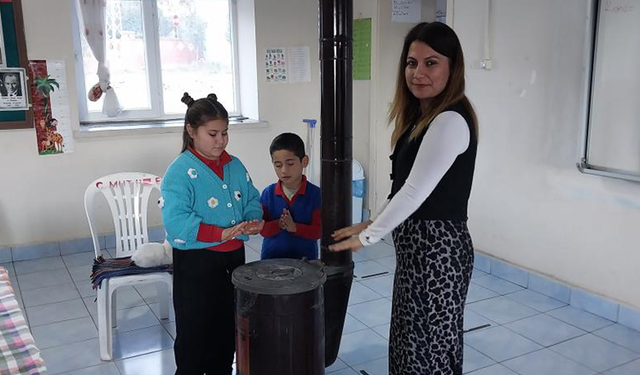 Köy okulu 2 öğrenci için açık: Öğrenciler karnelerini aldı