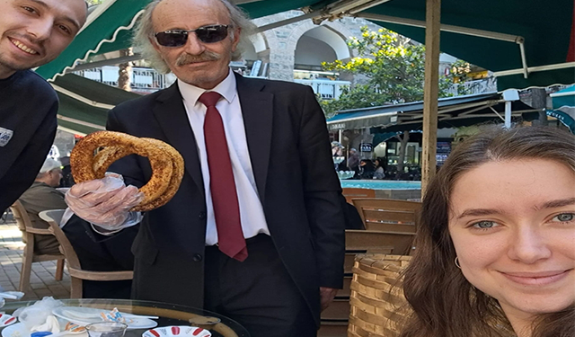 Protokoldeki kravatlı simitçi
