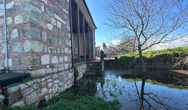 Uluabat Gölü'nün suları 625 yıllık camiyi tehdit ediyor