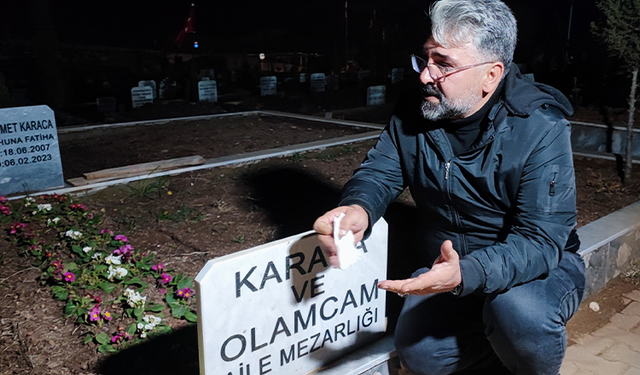 Depremde tüm ailesini kaybeden baba, 04.17'de mezar başında gözyaşlarına boğuldu