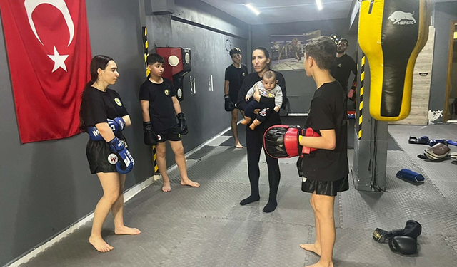 Kick Boks şampiyonu anne, bebekli antrenörlüğüyle ilham veriyor