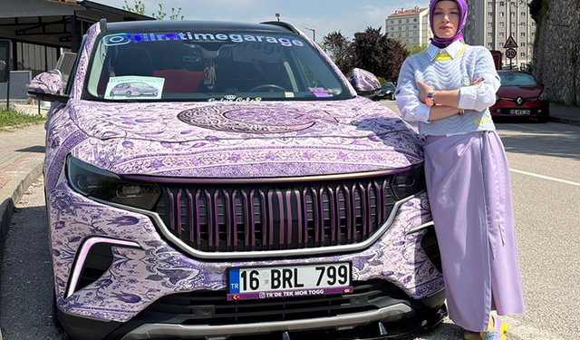 Otomobilini Türk motiflerinin yer aldığı mor renkli halıyla kapladı