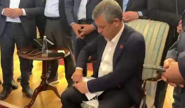 Özgür Özel, kendisine ulaştırılan tebligatı yırttı
