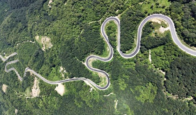 Domaniç Dağları'na uzanan 'kıvrımlı yollar'ın eşsiz manzarası dronla görüntülendi