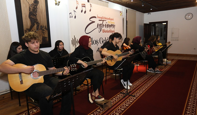 İnegöl Belediyesi’nin gitar kursu kursiyerleri sertifikalarını aldı