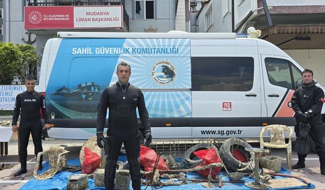 Mudanya’da denizden 2,5 ton atık çıkarıldı