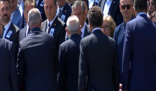 Mutlak butlan kararı sonrası ilk: Kılıçdaroğlu ve Özel, cenaze töreninde tokalaştı