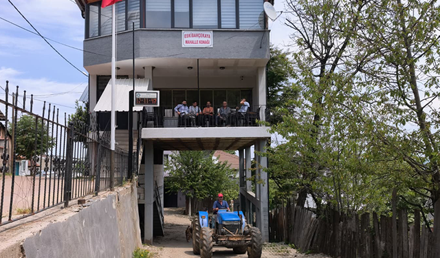 Altından yol geçen mahalle konağı farklı mimari yapısıyla ilgi görüyor