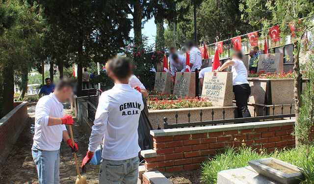 Hükümlü ve cezaevi personelinden şehitliğe anlamlı ziyaret