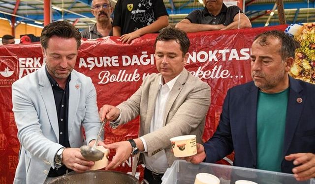 Başkan Erkan Aydın Hamitler'de aşure bereketini vatandaşlarla paylaştı