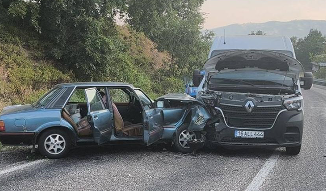 Bursa'da minibüs ile otomobil çarpıştı