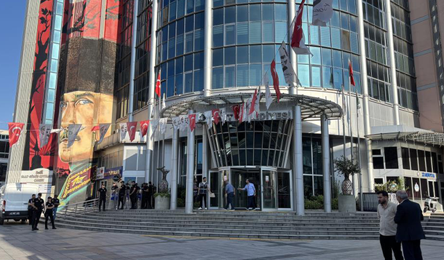 İzmit Belediyesi'ne operasyon: Belediye Başkanı gözaltına alındı