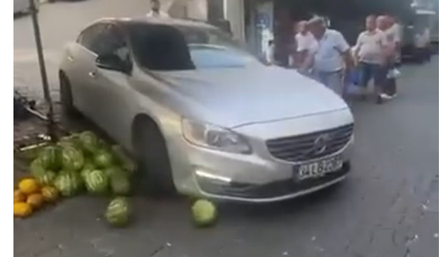 Otomobiliyle semt pazarına girdi! Karpuz tezgahını yerle bir etti