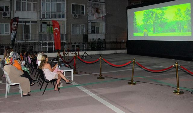 Osmangazi’de yaz akşamları açık hava sinemasıyla şenleniyor