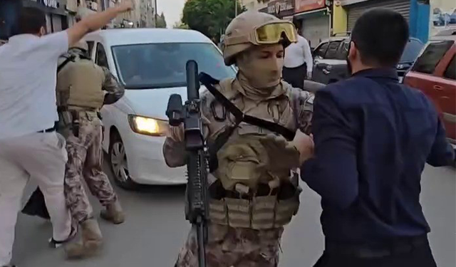 Kuytul çiftine gözaltıyı engellemek için polis aracının önüne yatmaya çalıştılar