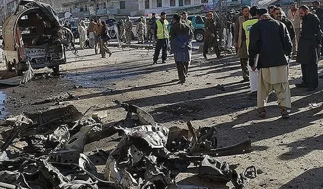 Pakistan'da karakol yakınlarında düzenlenen intihar saldırısında can kaybı 13'e yükseldi
