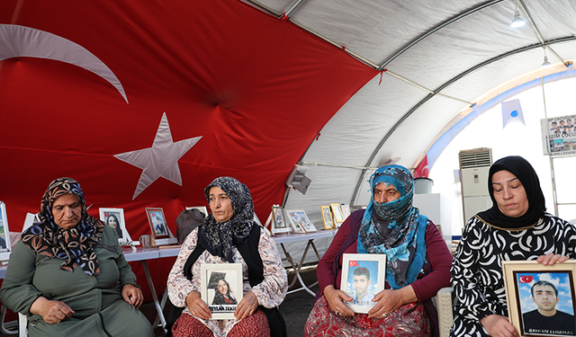 Diyarbakır anneleri PKK ve uzantısı YPG-SDG'nin feshini değerlendirdi