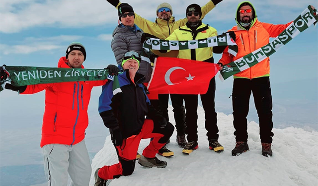 Bursalı dağcılardan Ağrı Dağı zirvesinde Bursaspor mesajı