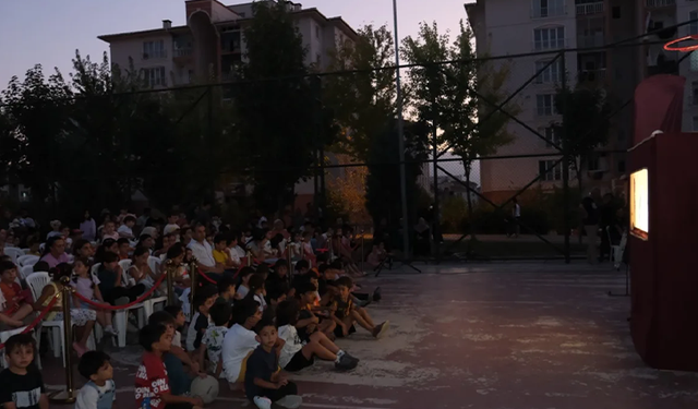“Karagöz’ün Salıncağı” ilk gösteriminde çocuklar ve aileler buluştu