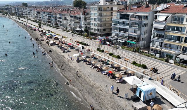 Bursa'da tatilciler sahile akın etti