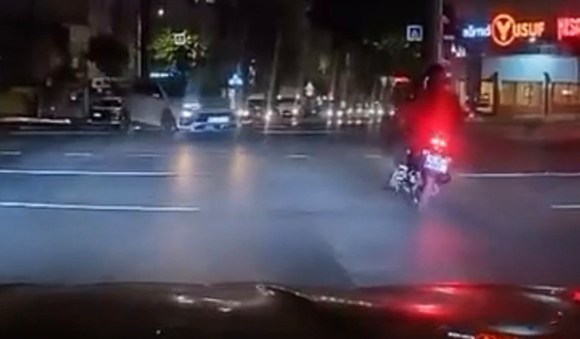 Bursa'da kırmızı ışıkta geçen otomobil motosiklete çarptı