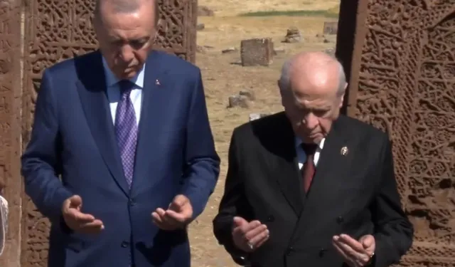 Cumhurbaşkanı Erdoğan ve Devlet Bahçeli, Ahlat Selçuklu Kabristanı'nı ziyaret etti