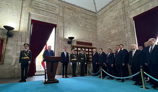 Cumhurbaşkanı Erdoğan başkanlığındaki devlet erkanı, Anıtkabir'i ziyaret etti
