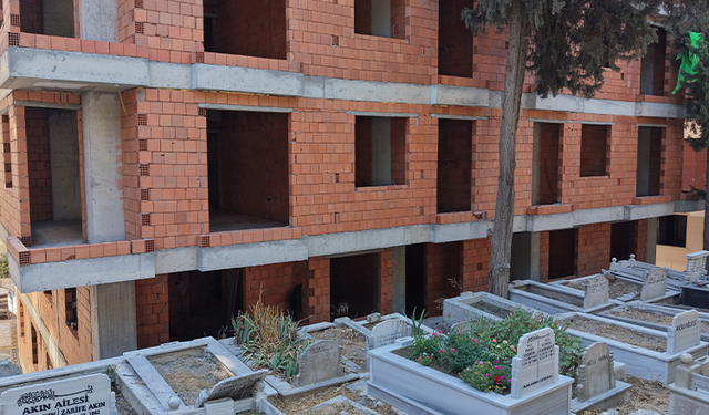 Mezarlık manzaralı sıfır daireler ilginç görüntüler oluşturdu