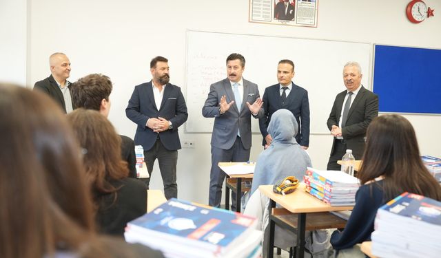 Yenişehir’de üniversite adaylarına 3 bin kitap desteği
