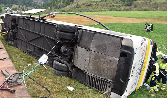 İsviçre Alpleri’nde korkunç kaza: 5 ölü, 40 yaralı