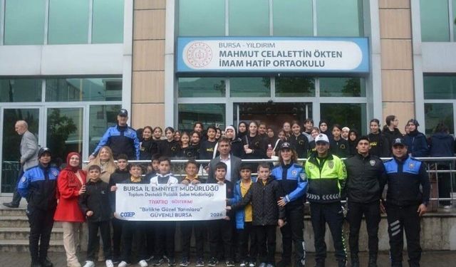 Bursa'da polisten öğrencilere tiyatro sürprizi