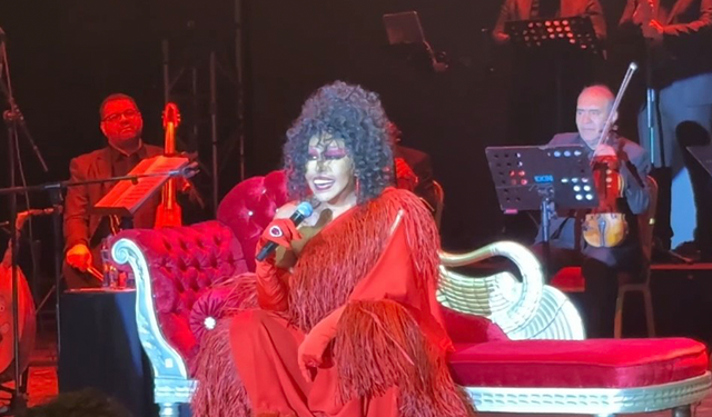Kuşadası'nda yuhalanmıştı, olaylı konserin ardından Bursa'da sahne aldı