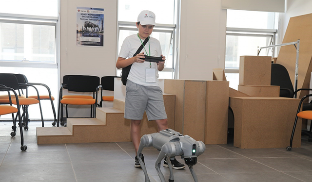Ortaokul ve lise öğrencileri BTÜ'de robotlarla tanıştı