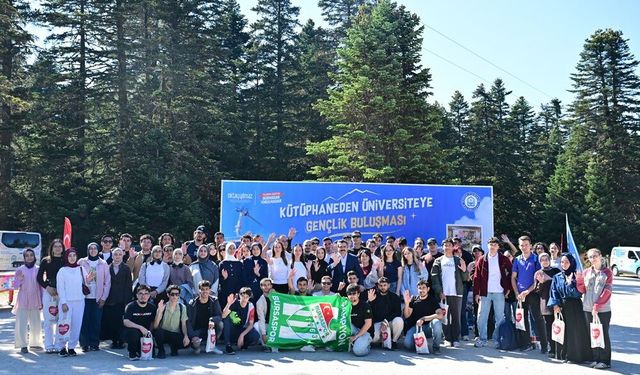 Başkan Yılmaz belediyenin kütüphanelerinden ünvirseteye uzanan gençlerle buluştu