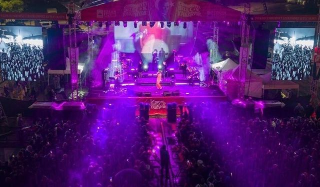 Osmangazi’de Cumhuriyet Coşkusu Göksel’in şarkılarıyla taçlandı