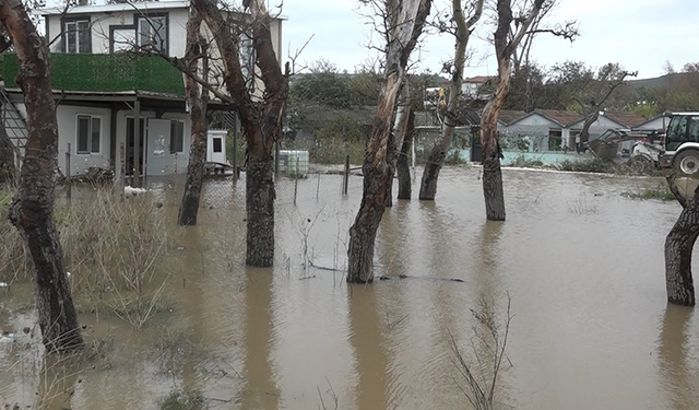 Bursa'da dereler taştı, evleri ve iş yerlerini sular bastı