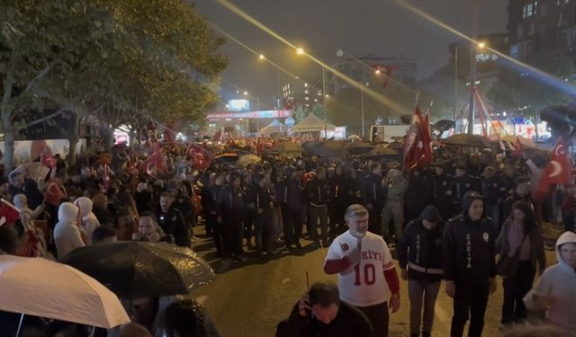 Bursa’da yağmura rağmen Can Bonomo ile Cumhuriyet coşkusu
