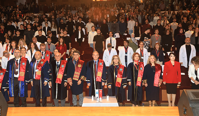 Hekim adayları beyaz önlüklerini giydi