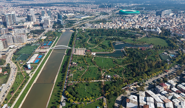 Büyükşehir’den park ve bahçelere düzenli bakım