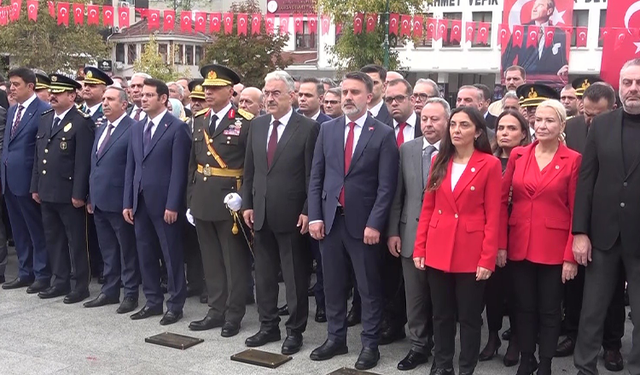 Cumhuriyet'in 103. yılında Atatürk Anıtı'na çelenkler sunuldu