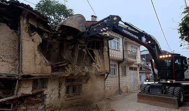 Yenişehir’in kırsal mahallelerindeki metruk binalar da yıkılıyor